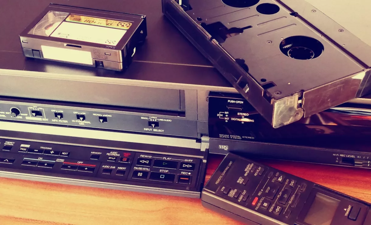 magnetowid i kasety VHS