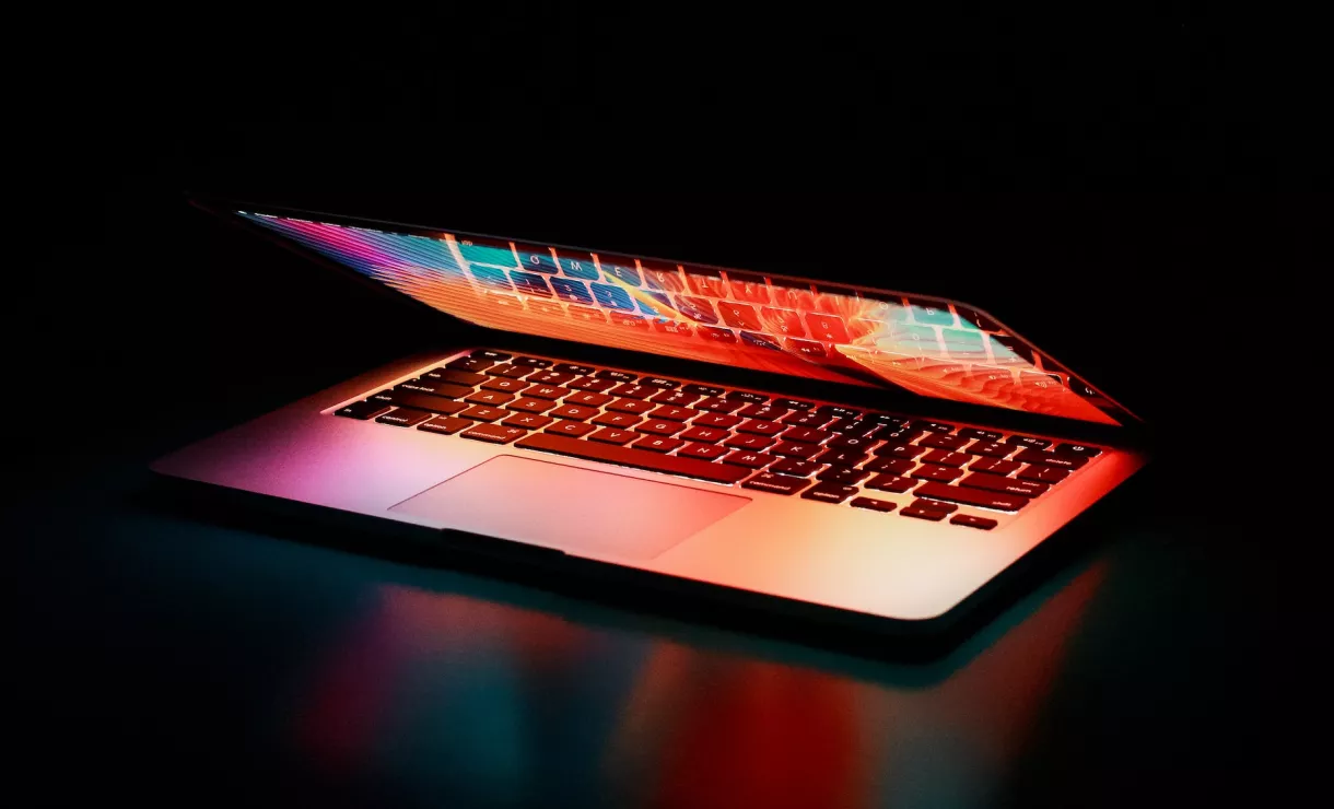 otwarty laptop w kolorowym świetle