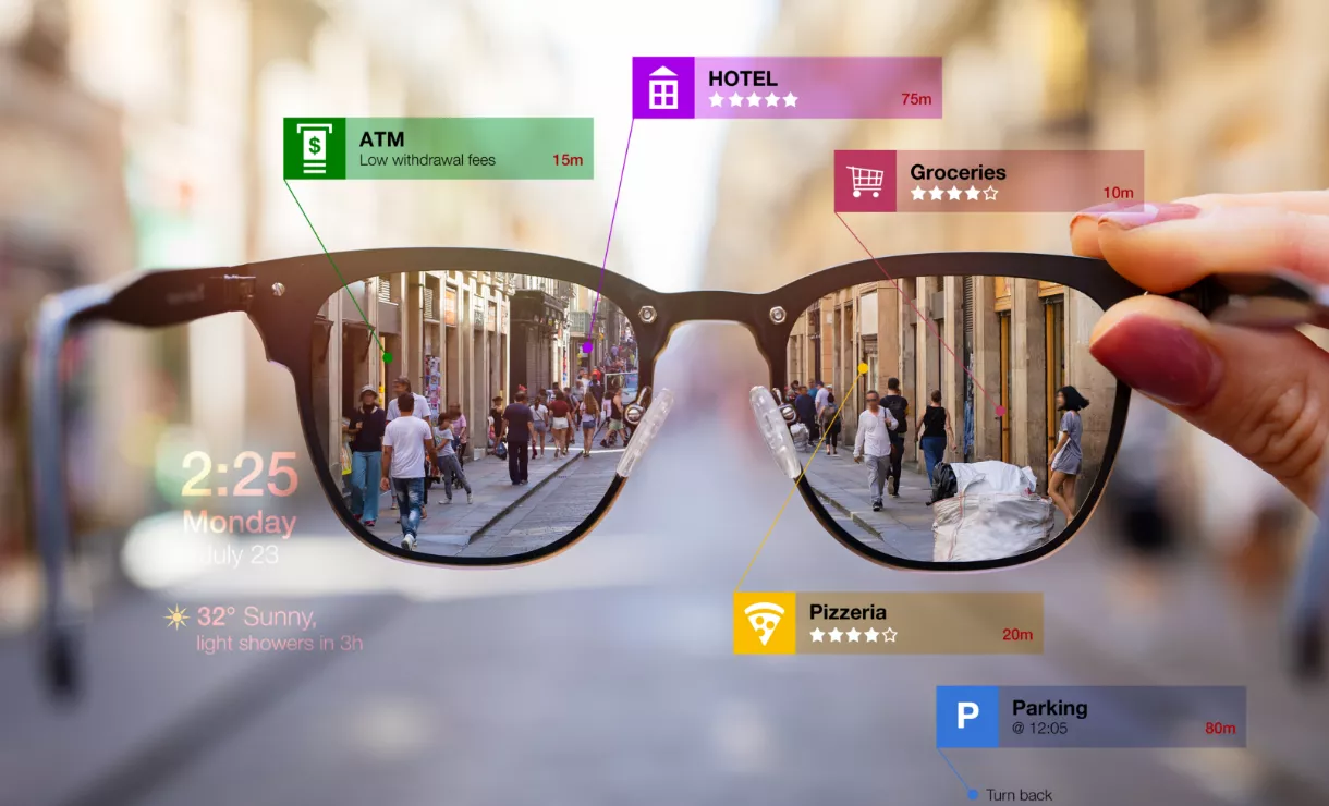 okulary z wirtualnymi grafikami na tle miasta