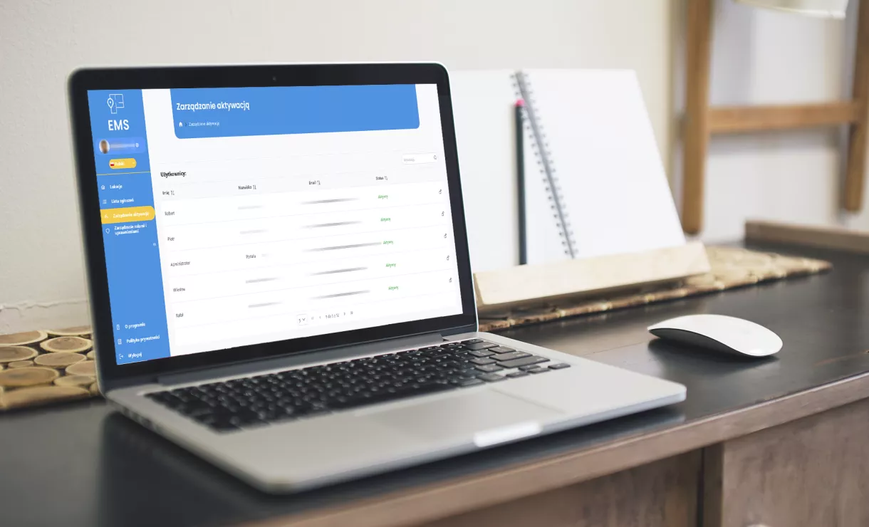 Widok panelu użytkowników w systemie EMS na ekranie laptopa