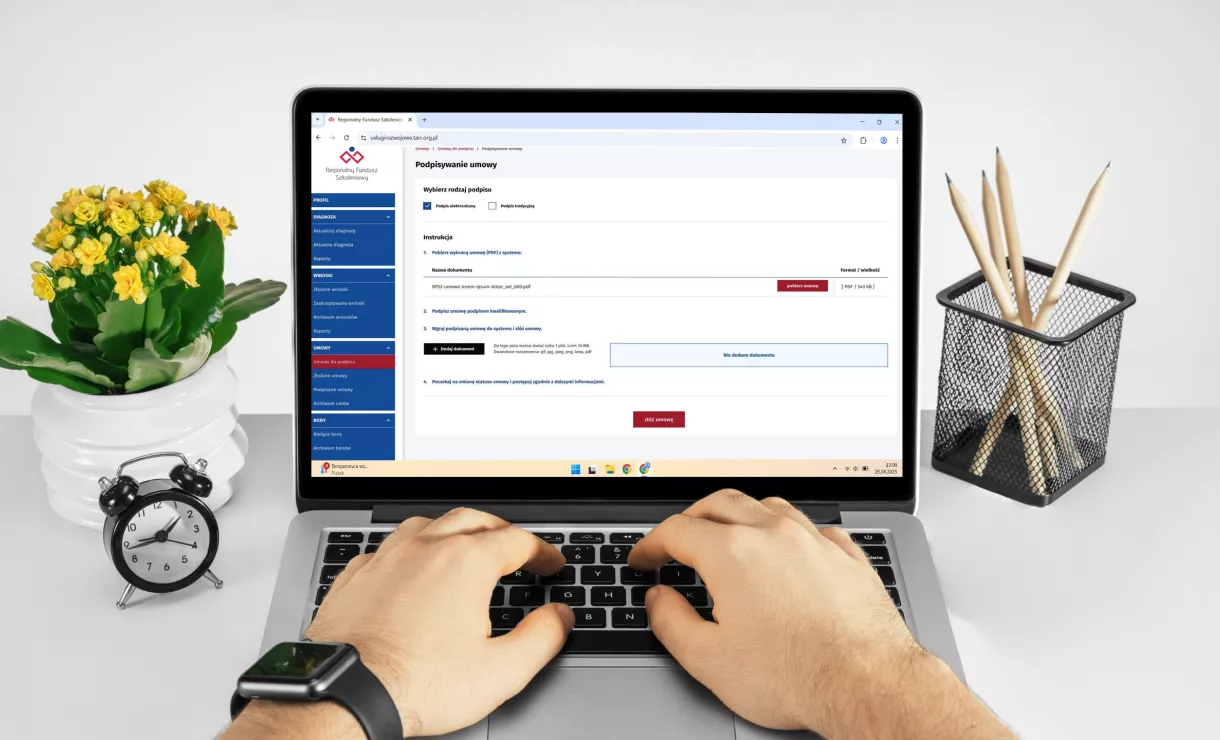 Laptop ze stroną do podpisania wniosku