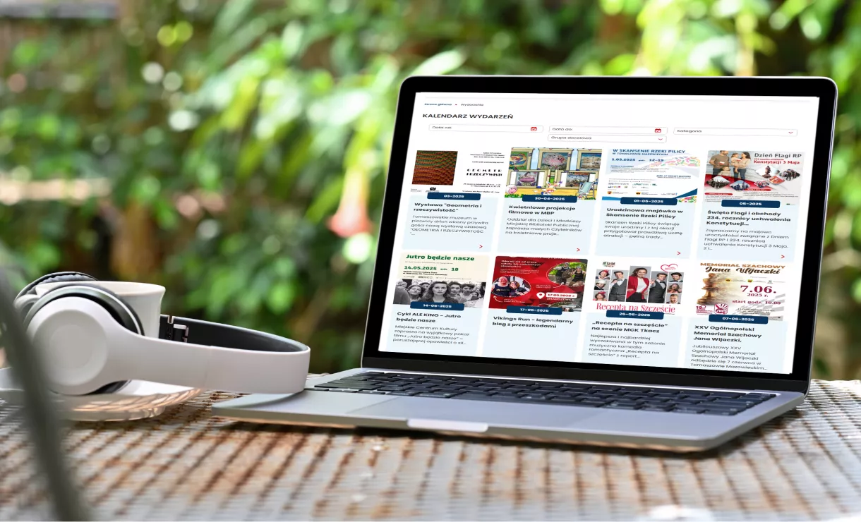 Laptop ze stroną kalendarza wydarzeń Gminy Tomaszów Mazowiecki