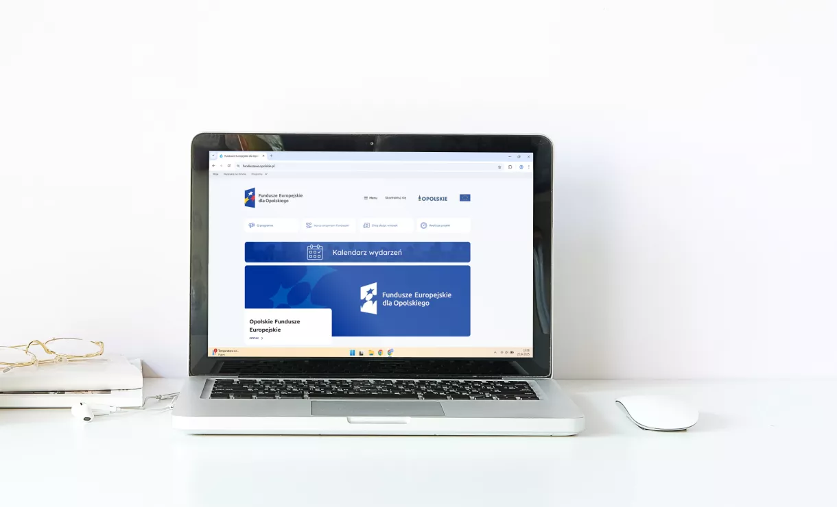 Laptop ze zdjęciem strony głównej Funduszy Europejskich dla Opolskiego