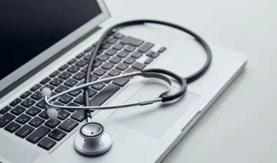 Zdjęcie klawiatury laptopa ze stetoskopem