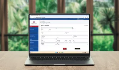 Laptop z otwartą stroną generatora wniosków
