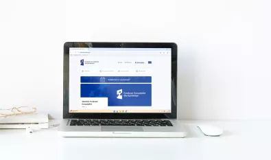 Laptop ze zdjęciem strony głównej Funduszy Europejskich dla Opolskiego